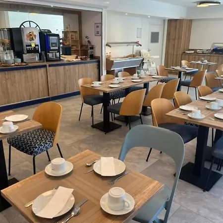 Carlton - Renovee Avec Piscine Aparthotel 4*
