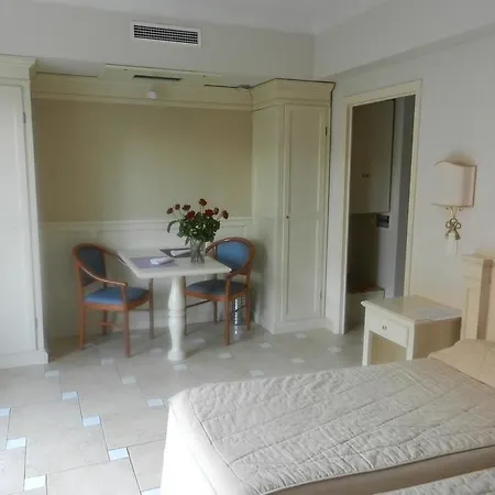 Aparthotel Carlton - Renovee Avec Piscine 4*