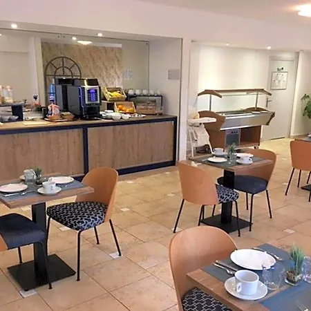 Carlton - Renovee Avec Piscine 아파트호텔 4*